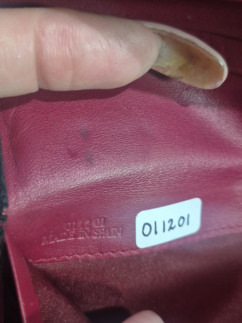 Black leather Loewe bi-fold long wallet with anagram logo. - Picture 11 of 11